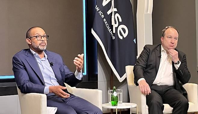 간담회 중인 미국 뉴욕증권거래소(NYSE) 임원들 (뉴욕=연합뉴스) 김연숙 특파원 = 마이클 해리스 미국 뉴욕증권거래소(NYSE) 자본시장 부회장 겸 자본시장 글로벌 총괄(왼쪽)과 스테판 제켈 글로벌 상장 총괄이 22일(현지시간) 외신 기자들과 만나 간담회를 하고 있다. 2026.4.22 nomad@yna.co.kr