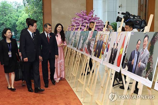 이재명 대통령, 베트남 총리와 사진 관람 (하노이=연합뉴스) 김도훈 기자 = 베트남을 국빈 방문 중인 이재명 대통령이 23일(현지시간) 하노이 총리실에서 레 민 흥 총리와 한-베트남 관련 사진을 보고 있다. 2026.4.23 superdoo82@yna.co.kr