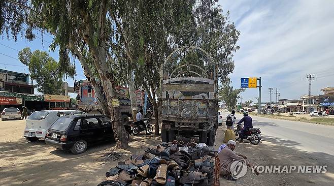 멈춰선 화물차 (라와트[파키스탄]=연합뉴스) 손현규 특파원 = 미국과 이란의 2차 종전 회담이 사실상 무산된 가운데 22일(현지시간) 오후 파키스탄 펀자브주 라와트에서 정부 조치로 운행이 제한된 화물차가 휴게소에 멈춰 서 있다. 2026.4.23 son@yna.co.kr