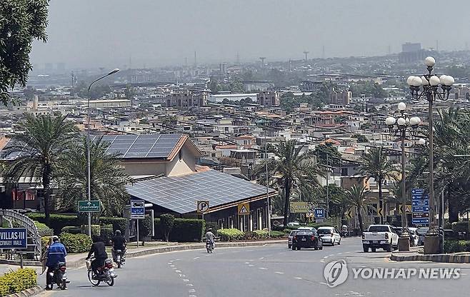 파키스탄 부촌 '바리아 타운' (라왈핀디[파키스탄]=연합뉴스) 손현규 특파원 = 미국과 이란의 2차 종전 회담이 사실상 무산된 가운데 22일(현지시간) 오후 파키스탄 펀자브주 라왈핀디에 있는 부촌 '바리아 타운'에서 차량이 달리고 있다. 2026.4.23 son@yna.co.kr
