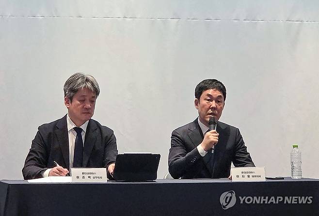 혼다코리아, 진출 23년만에 한국 시장 자동차사업 철수 (서울=연합뉴스) 임성호 기자 = 일본 자동차 브랜드 혼다의 국내 판매 법인인 혼다 코리아 이지홍 대표이사(오른쪽)가 23일 서울 강남구 코엑스에서 올해 한국 시장에서의 자동차 판매 사업 종료 관련 기자회견을 하고 있다. 2026.4.23 sh@yna.co.kr