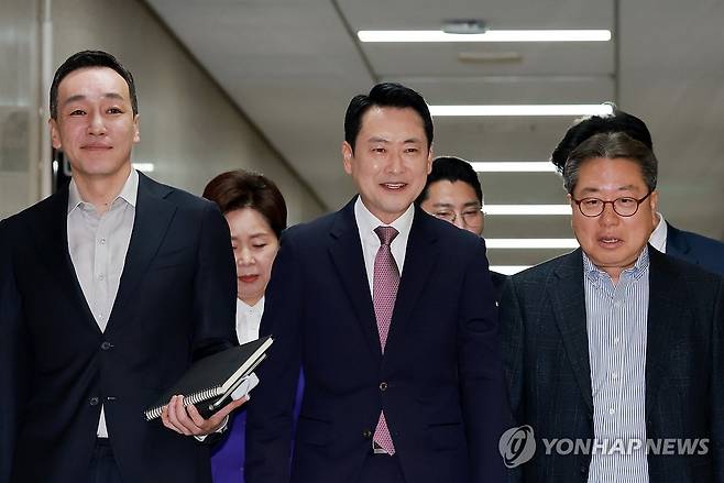 국민의힘 최고위원회의 참석하는 장동혁 대표 (서울=연합뉴스) 신현우 기자 = 국민의힘 장동혁 대표가 23일 국회에서 열린 최고위원회의에 참석하고 있다. 2026.4.23 nowwego@yna.co.kr