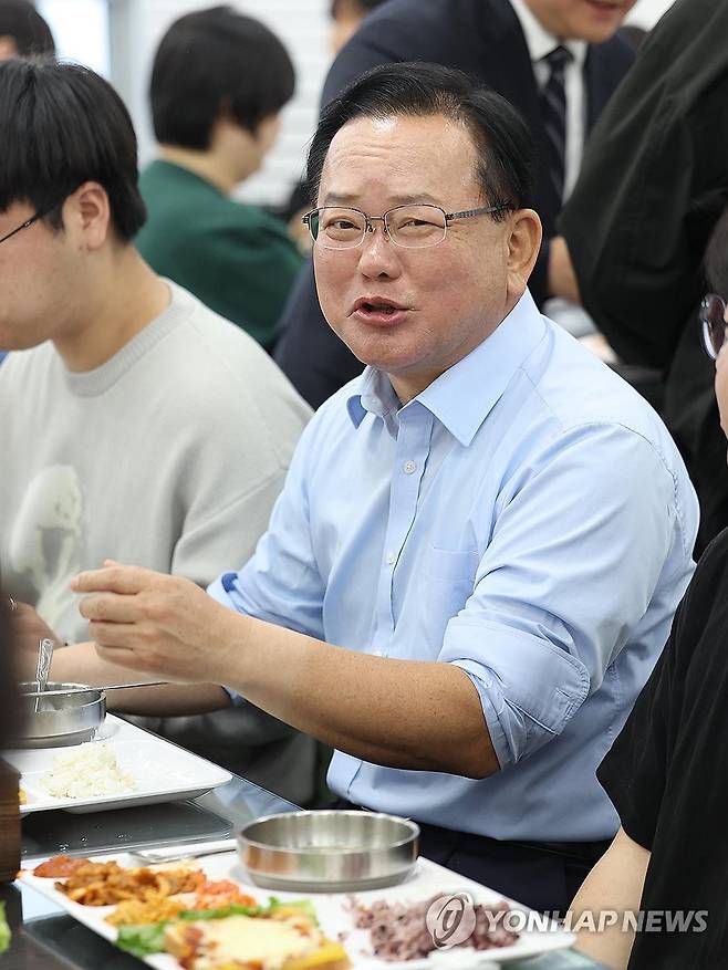 대학생들과 만나는 김부겸 (대구=연합뉴스) 김현태 기자 = 더불어민주당 김부겸 대구시장 예비후보가 23일 오후 대구 북구 경북대학교 글로벌플라자 푸드코트에서 대학생들과 학식을 먹으며 현안 등에 대해 얘기를 나누고 있다. 2026.4.23 mtkht@yna.co.kr