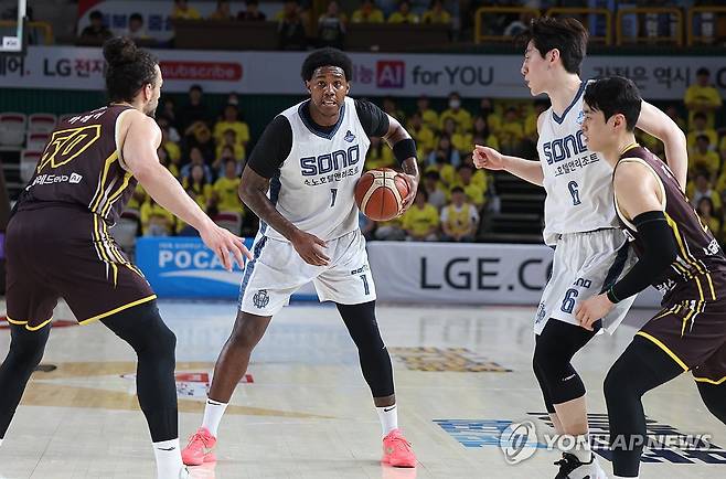 소노 네이던 나이트 (창원=연합뉴스) 김동민 기자 = 23일 경남 창원체육관에서 열린 KBL 2025-2026 LG전자 프로농구 4강 플레이오프(PO) 1차전 창원 LG 세이커스와 고양 소노 스카이거너스 경기. 소노 네이던 나이트가 집중하고 있다. 2026.4.23 image@yna.co.kr