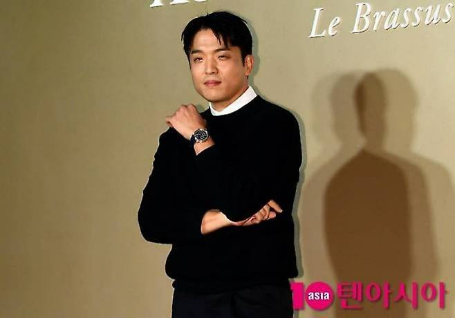 안성재 셰프가 한 행사장에 참석해 취재진 앞에서 포즈를 취하고 있다. / 사진=텐아시아 DB