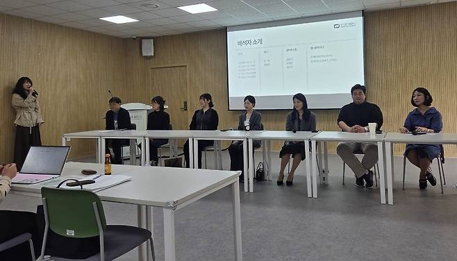 ▲ 23일 경기창작캠퍼스 황록주(왼쪽) 팀장이 '경기 섬 아트 페스타' 개막에 앞서 작가·갤러리스트가 참석한 기자간담회를 개최해 전시 기획 취지를 설명하고 있다. /장선 기자 now482@incheonilbo.com