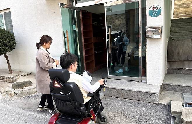 ▲ 포천나눔의집장애인자립생활센터 활동가들이 지난 3월 27일부터 4월 16일까지 20일간 포천 지역 투표소를 돌며 이동약자 편의시설 전수조사를 실시하고 있다. 이번 조사에서 대다수 투표소의 접근성이 낙제점을 기록했다. /사진제공=포천나눔IL센터