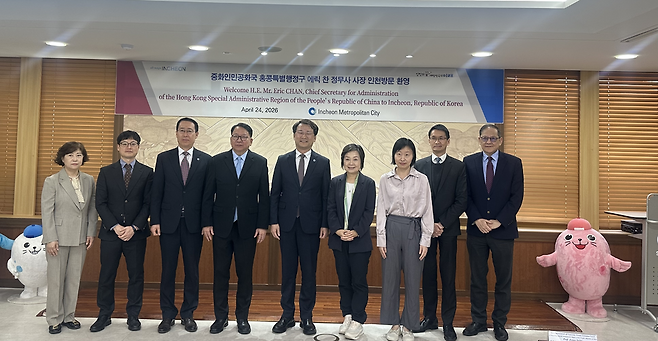 홍콩 에릭 찬 정무사 사장 인천 방문 환영 기념 사진.