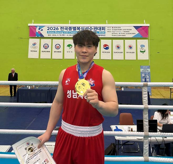 2026 전국종별복싱선수권대회 남일부 85㎏급에서 정상에 오른 김택민(성남시청)이 금메달을 걸고 기념사진을 촬영하고 있다.
