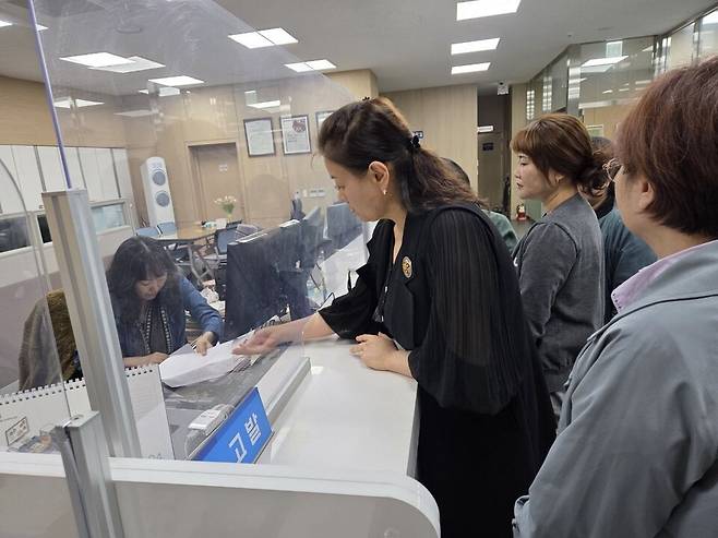 경기교육혁신연대 소속 지속가능포럼 등 9개 단체 소속 관계자들이 24일 오후 6시께 경기남부경찰청을 방문해 특정 후보를 업무방해 혐의로 고발했다.