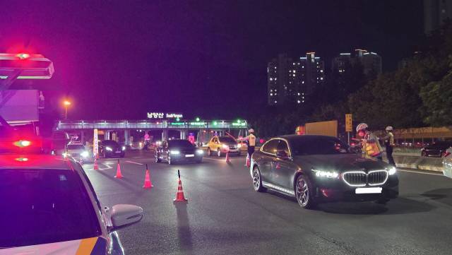 경찰이 23일 밤에 경부고속도로 남양산 톨케이트에서 음주단속을 벌이고 있다. 부산경찰청 제공