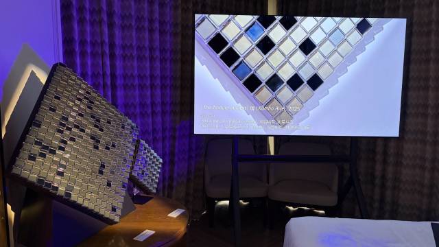 뉴앙스 바이 빔이 선보인 한국 작가 폴씨(Paul C, 조홍래)의 솔라 LCD 모듈 조립 'PIXEL BIT BIT BRICK DIA SCULPTURE 01'. 김은영 기자 key66@