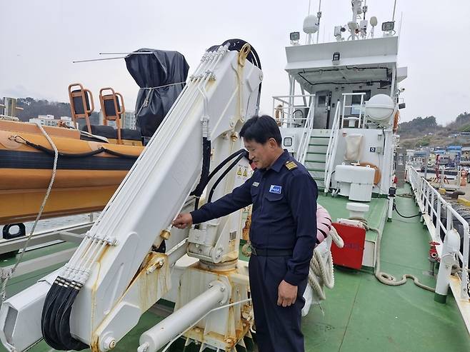 현장이 답이다. 우병철 선장은 재임 기간 내내 어민 보호와 해상 안전을 최우선으로 여겼다. 사진은 강구항에 정박 중인 누리호 갑판에서 장비를 점검하는 모습으로 그의 철저한 직업정신을 보여준다.<남두백 기자>