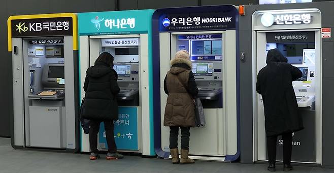 올해 1분기 4대 금융지주의 합산순이익이 5조원을 넘어섰다. / 뉴시스