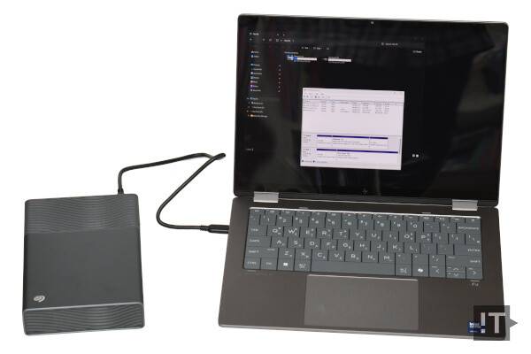 USB-C 케이블 한 개만 연결해서 쓸 수 있다. / 권용만 기자