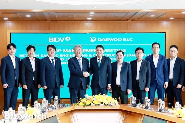 지난 22일 정원주 대우건설 회장(왼쪽 네 번째)이 베트남투자개발은행 본사에서 레 응옥 람 은행장(왼쪽 다섯 번째)과 면담했다./자료=대우건설 제공