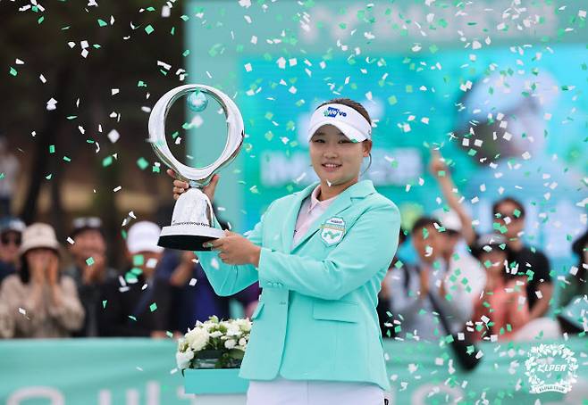 김민솔이 지난 12일 끝난 KLPGA 투어 iM뱅크오픈에서 시즌 첫 승을 거둔 뒤 트로피를 들어 올리고 있다. (사진=KLPGA)