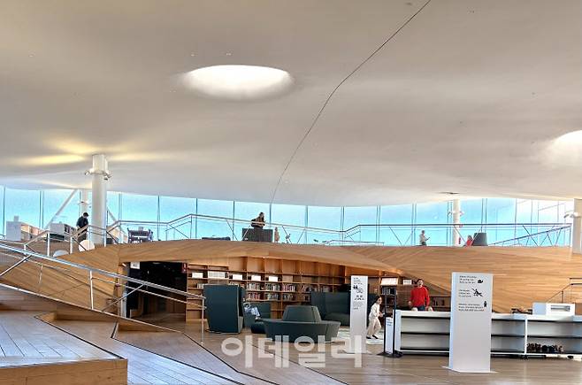 핀란드 헬싱키 오오디 중앙도서관 3층의 유아공간에서 아이들이 놀고 있다 (사진=이민하 기자)