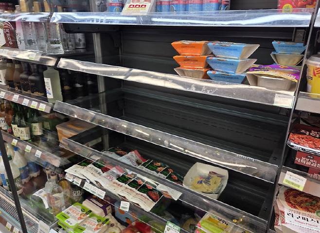 서울 강서구 한 매장에서 간편식 매대가 비어 있다. 화물연대 파업 여파로 상품 입고 차질이 이어지며 진열 공백이 발생한 모습. (사진=한전진 기자)