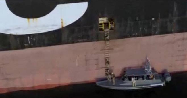 지난 22일(현지시간) 공개된 이란 국영TV 영상. 호르무즈 해협에서 컨테이너선 ‘MSC 프란체스카’호와 ‘에파미논다스’호를 나포하는 작전에 병력이 참여하고 있는 모습이 담겨 있다. (사진=로이터)