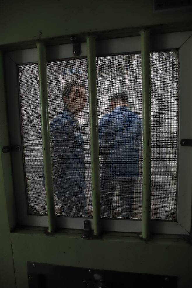 15일 오후 안양교도소 독거실에 수용된 기자의 모습. 4.13㎡(약 1.25평) 크기의 독거실에 2명이 들어가니 발 디딜 틈이 없었다. 안양교도소 관계자는 "최근 과밀 수용 탓에 교정 사고가 증가해 독거실에서 2명 이상이 생활하는 경우가 많다"고 했다.(사진=법무부 제공)