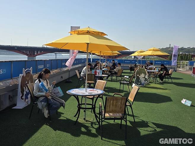 아쉽게도 현장에 굿즈를 구매하는 섹션은 없었다