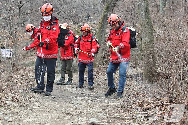 강풍을 동반한 건조한 날씨를 보인 9일 대구 남구 앞산 안지랑골에서 산불전문예방진화대원들이 등산로 주변에 물을 뿌리며 산불 예방 활동을 벌이고 있다. 2026.3.9 ⓒ 뉴스1 공정식 기자
