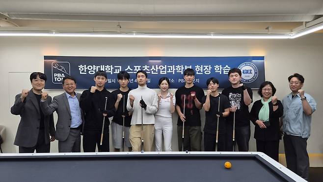 정수빈(NH농협카드)이 23일 서울 강남구 PBA 라운지에서 스포츠산업과학부 학생들을 상대로 원포인트 레슨을 진행하고 있다.(PBA 제공)