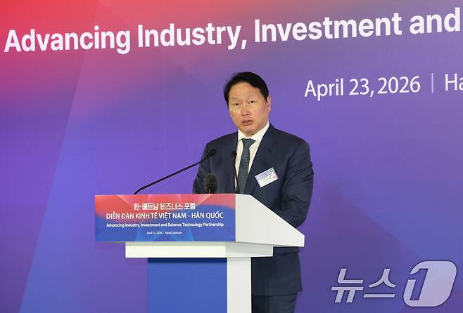 최태원 SK그룹(대한상공회의소) 회장이 23일(현지시간) 하노이의 한 호텔에서 열린 한-베트남 비즈니스 포럼에서 발언하고 있다. 2026.4.23 ⓒ 뉴스1 이재명 기자
