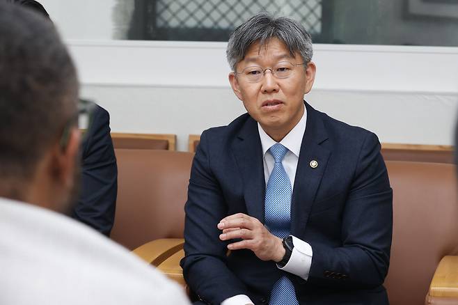 김이탁 국토교통부 제1차관이 24일 서울 국토발전전시관에서 크리스 터너 구글 대외협력 부사장과 면담을 하고 있다(국토교통부 제공).ⓒ 뉴스1