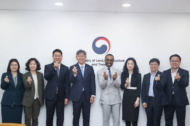 김이탁 국토교통부 제1차관(왼쪽에서 네번째)은 24일 서울 국토발전전시관에서 크리스 터너 구글 대외협력 부사장과 면담을 진행했다.(국토교통부 제공).ⓒ 뉴스1