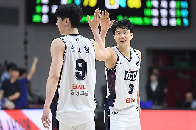부산KCC 송교창과 허웅(오른쪽). /사진=KBL