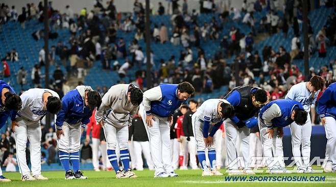 23일 대구삼성라이온즈파크에서 열린 SSG와 삼성의 경기. SSG가 8대2로 승리하며 3연승을 달렸다. 4연패에 빠진 삼성 선수들이 팬들에게 인사하고 있다. 대구=허상욱 기자wook@sportschosun.com/2026.04.23/