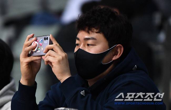 2022 V리그 남자부 우리카드와 삼성화재의 경기가 29일 장충체육관에서 열렸다. 배구장을 찾은 메이저리거 최지만이 사진을 찍고 있다. 장충=박재만 기자 pjm@sportschosun.com/2021.12.29/