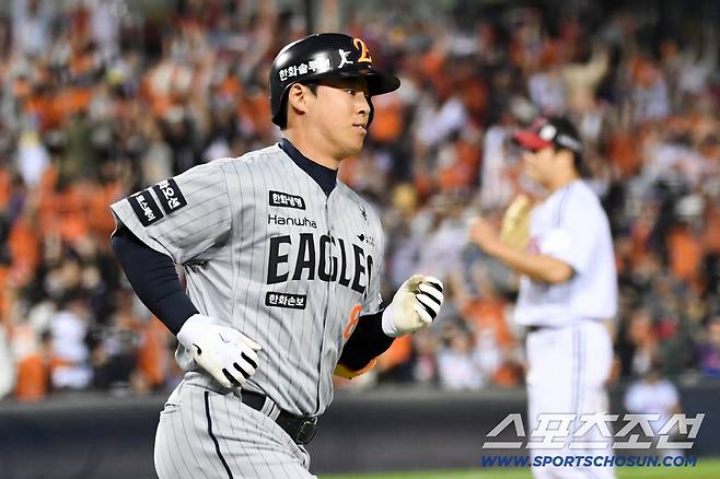 23일 잠실구장에서 열린 LG와 한화의 경기. 4회초 1사 한화 노시환이 솔로포를 날린 뒤 환호하고 있다. 잠실=박재만 기자 pjm@sportschosun.com