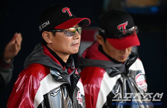 22일 잠실구장에서 열린 LG와 한화의 경기. 염경엽 감독이 생각에 잠겨 있다. 잠실=박재만 기자 pjm@sportschosun.com/2026.04.22/