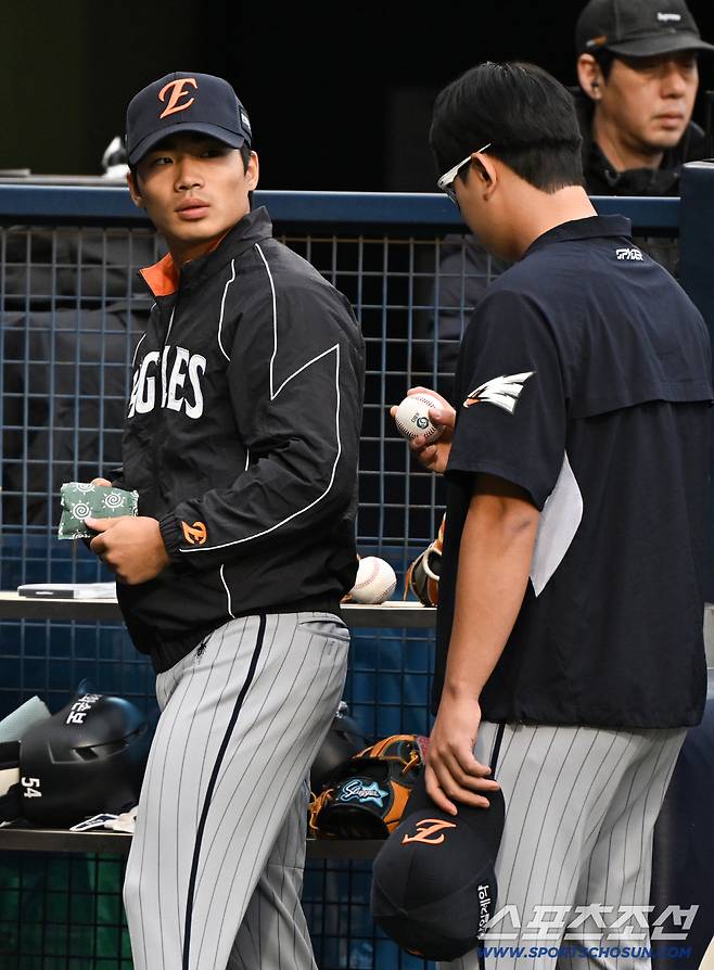 21일 잠실구장에서 열린 LG와 한화의 경기. 한화 오재원, 김서현이 숨을 고르고 있다. 잠실=박재만 기자 pjm@sportschosun.com/2026.04.21/