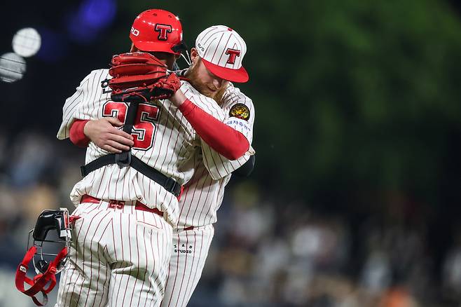 KIA 타이거즈 아담 올러(정면)가 포수 한준수와 완봉승을 합작하고 포옹하고 있다. 사진제공=KIA 타이거즈