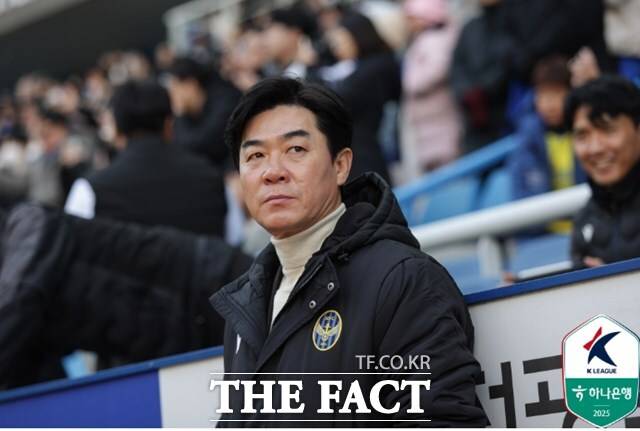 '인맥의 벽'을 넘어 ‘야전침대’ 전술로 리더십을 증명하고 있는 인천유나이티드FC의 윤정환 감독/ K리그