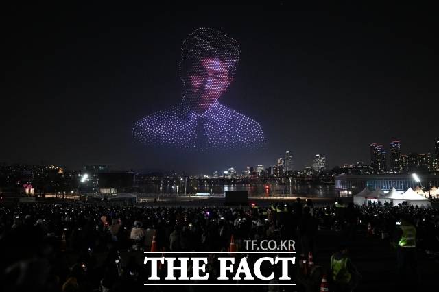 일본의 대표적인 황색 언론, 주간문춘이 방탄소년단 멤버 RM을 대상으로 벌인 이른바 '몰카 취재'가 큰 논란을 일으키고 있다. 사진은 방탄소년단(BTS)의 광화문 콘서트를 하루 앞두고 서울 광진구 뚝섬한강공원에서 열린 BTS 컴백 기념 드론 라이트 쇼에서 BTS 멤버 RM 모습이 펼쳐지고 있다. /김성렬 기자
