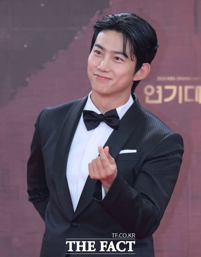아이돌 그룹 2PM의 멤버이자 배우로 활약 중인 옥택연이 오늘, 4살 연하 연인과 백년가약을 맺는다. 사진은 옥택연이 지난 2월 서울 여의도 KBS 신관에서 열린 'KBS 연기대상' 포토월에 참석해 포즈를 취하고 있다. /박헌우 기자