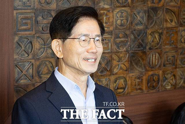 지난 21대 대선 당시 국민의힘 당내 경선을 앞두고 유권자들에게 명함을 나눠준 혐의로 기소된 김문수 전 고용노동부 장관에게 1심에서 벌금 50만 원을 선고받았다. /배정한 기자