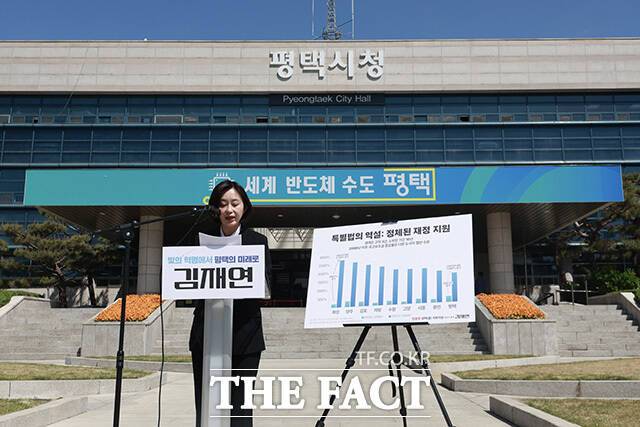 김 상임대표가 기자회견문을 읽고 있다.