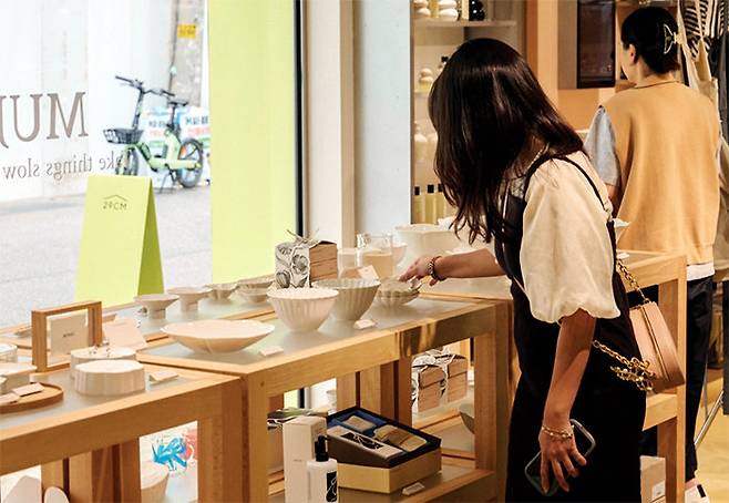 라이프스타일 편집 숍 ‘이구홈 성수’ 매장에서 한 고객이 그릇을 둘러보고 있다.