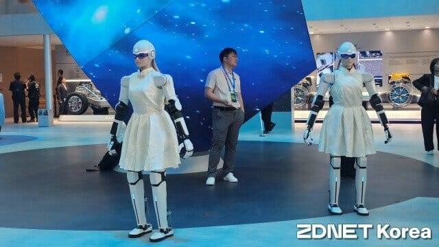 체리차 로봇 자회사 아이모가의 휴머노이드 로봇이 전시됨 모습 (사진=지디넷코리아)