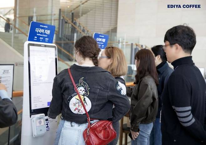 국립중앙박물관에 입점한 이디야커피가 24일 4월 결제 데이터를 분석한 결과 외국인 고객이 가장 많이 선택한 음료는 '국중박 시그니처 라떼'였다고 밝혔다. 이디야커피 제공