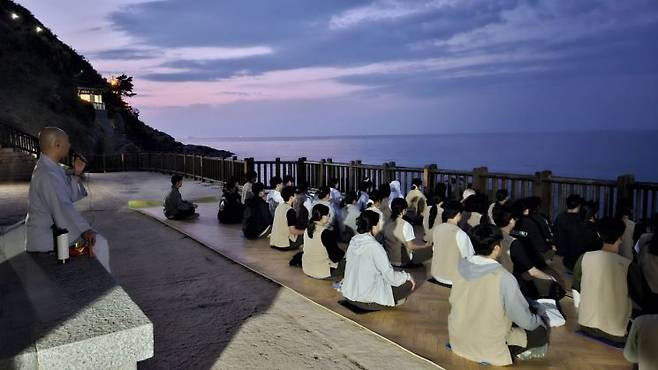 강원 양양군 낙산사 템플스테이에서 파도 명상이 진행되고 있다. 한국불교문화사업단