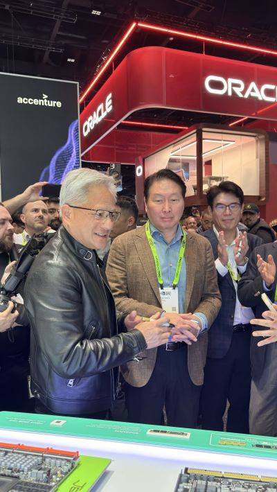 3월 미국 세너제이에서 열린 GTC 2026 행사에서 젠슨황 엔비디아 CEO가 최태원 SK그룹 회장과 함께 SK하이닉스의 부스를 방문하고 있다.