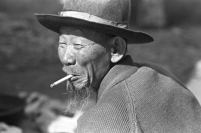 장수장 만물상 할배 난전은 사랑방이었다. 1988, 전북 장수장./사진가 정영신