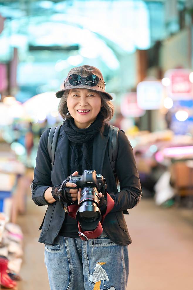 40년 간 전국 600여 5일장을 찾아다니며 사진으로 기록한 정영신 사진가